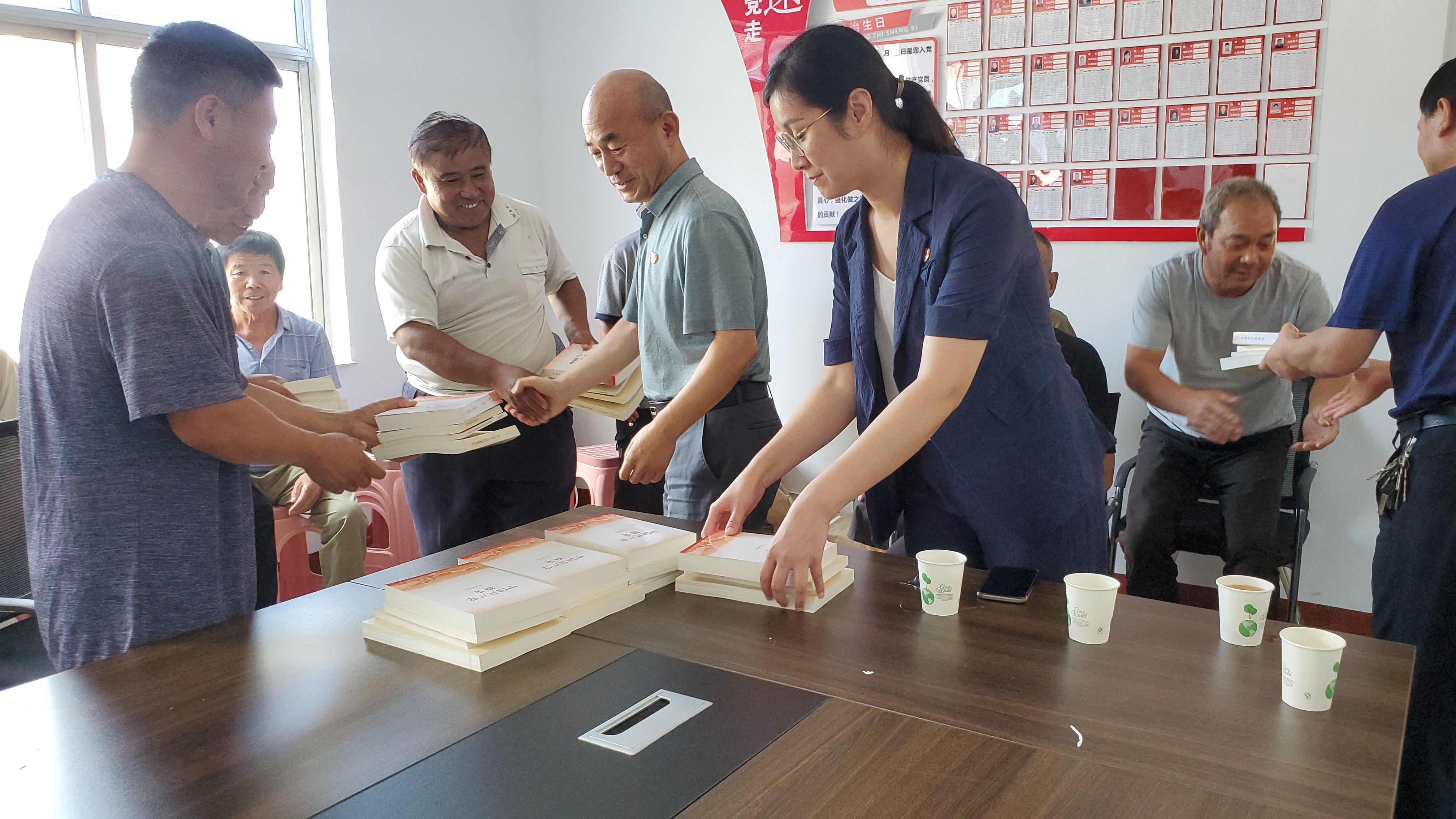 市能源集團(tuán)赴幫扶村北邢村開(kāi)展捐贈(zèng)黨史學(xué)習(xí)教育書(shū)籍活動(dòng)(圖1)